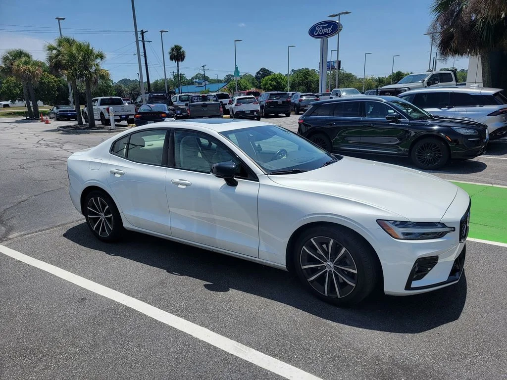 2021 Volvo S60 T5 Momentum's photo