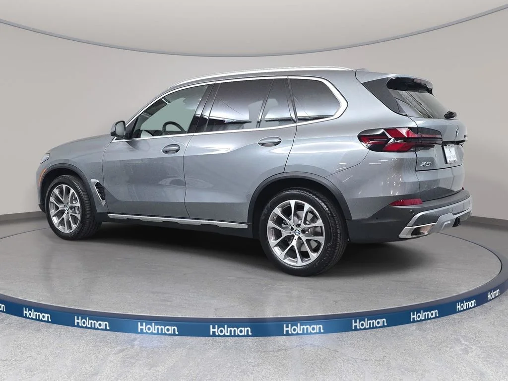 Used 2026 Skyscraper Grey Metallic BMW xDrive40i image 8
