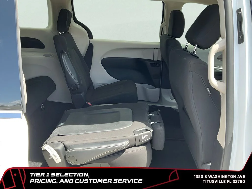Used 2023 White Chrysler LX image 12