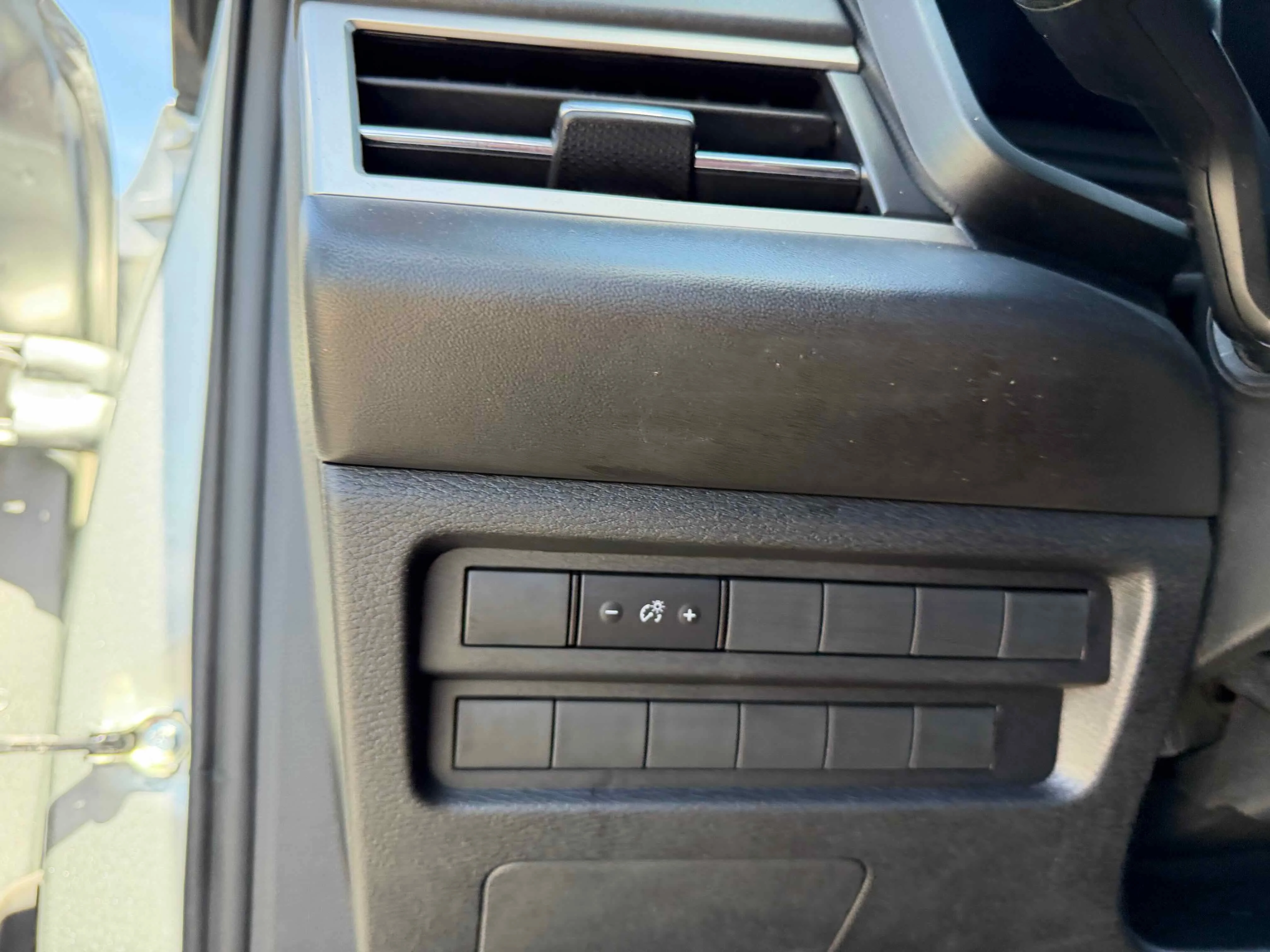 Used 2024  Mitsubishi ES image 22