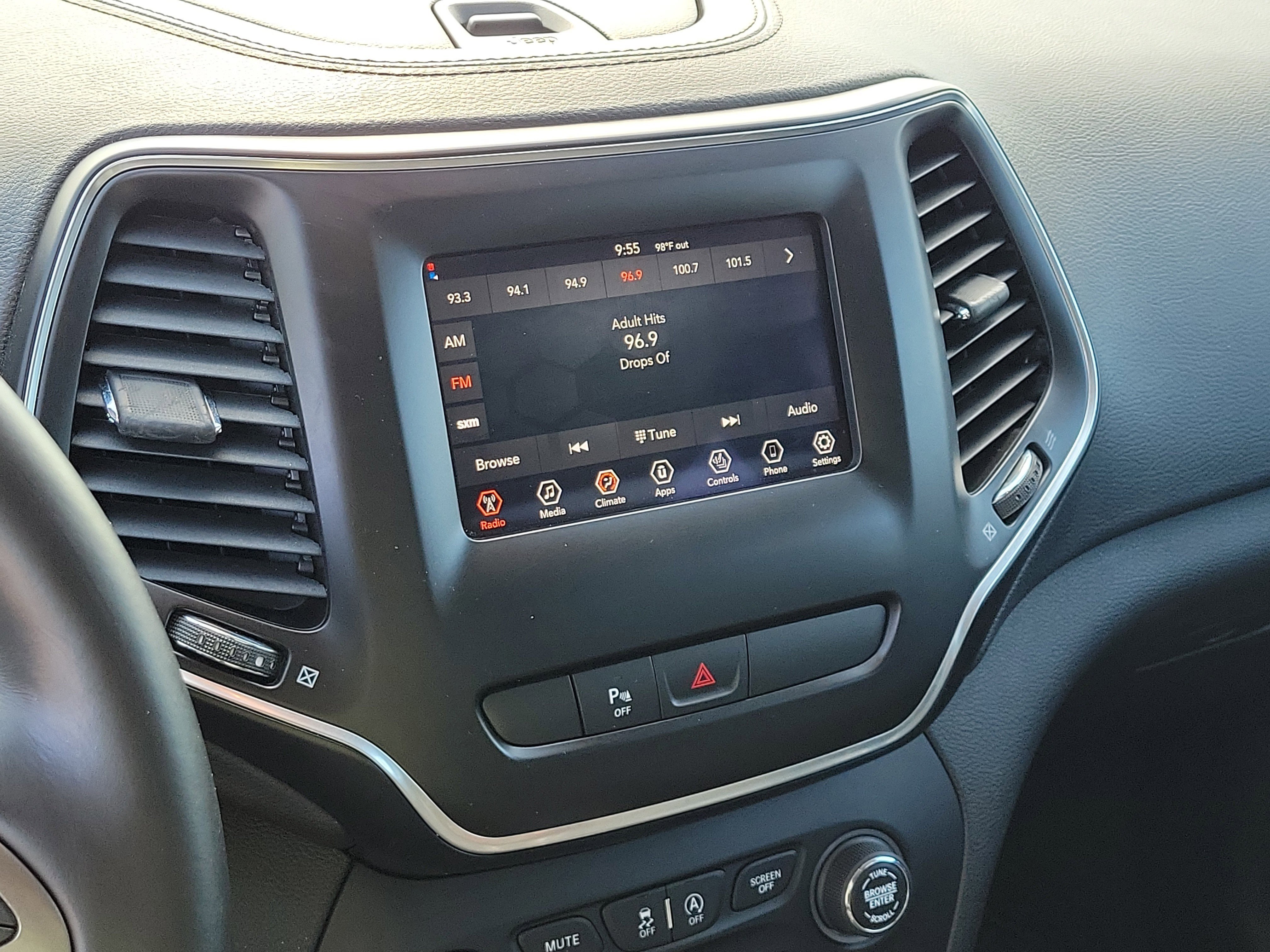 Used 2019 Diamond Black Crystal Pearlcoat Jeep Latitude Plus image 30