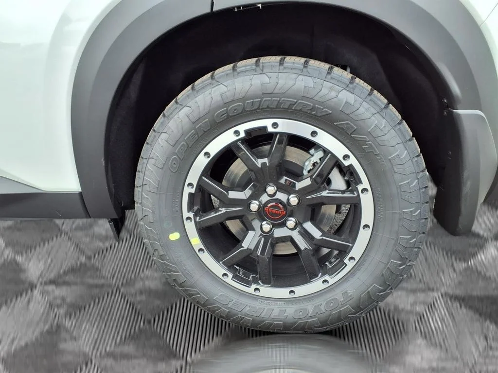 New 2026 Everest White Pearl TriCoat / Super Black Two-tone Nissan Rock Creek® image 21