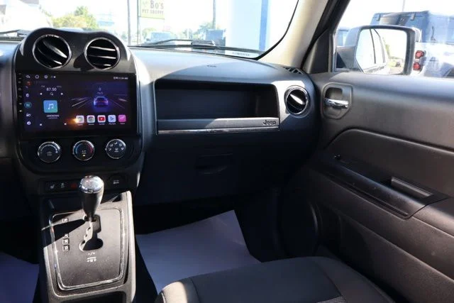 Used 2014 Granite Crystal Clearcoat Metallic Jeep Latitude image 24