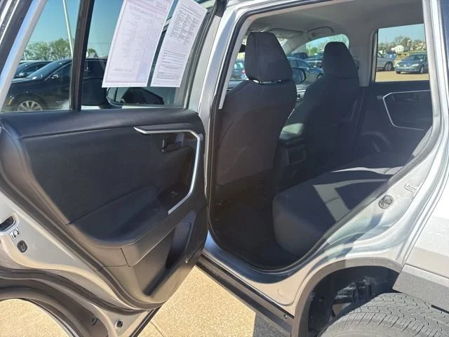 2019 Toyota RAV4 LE - Photo 32