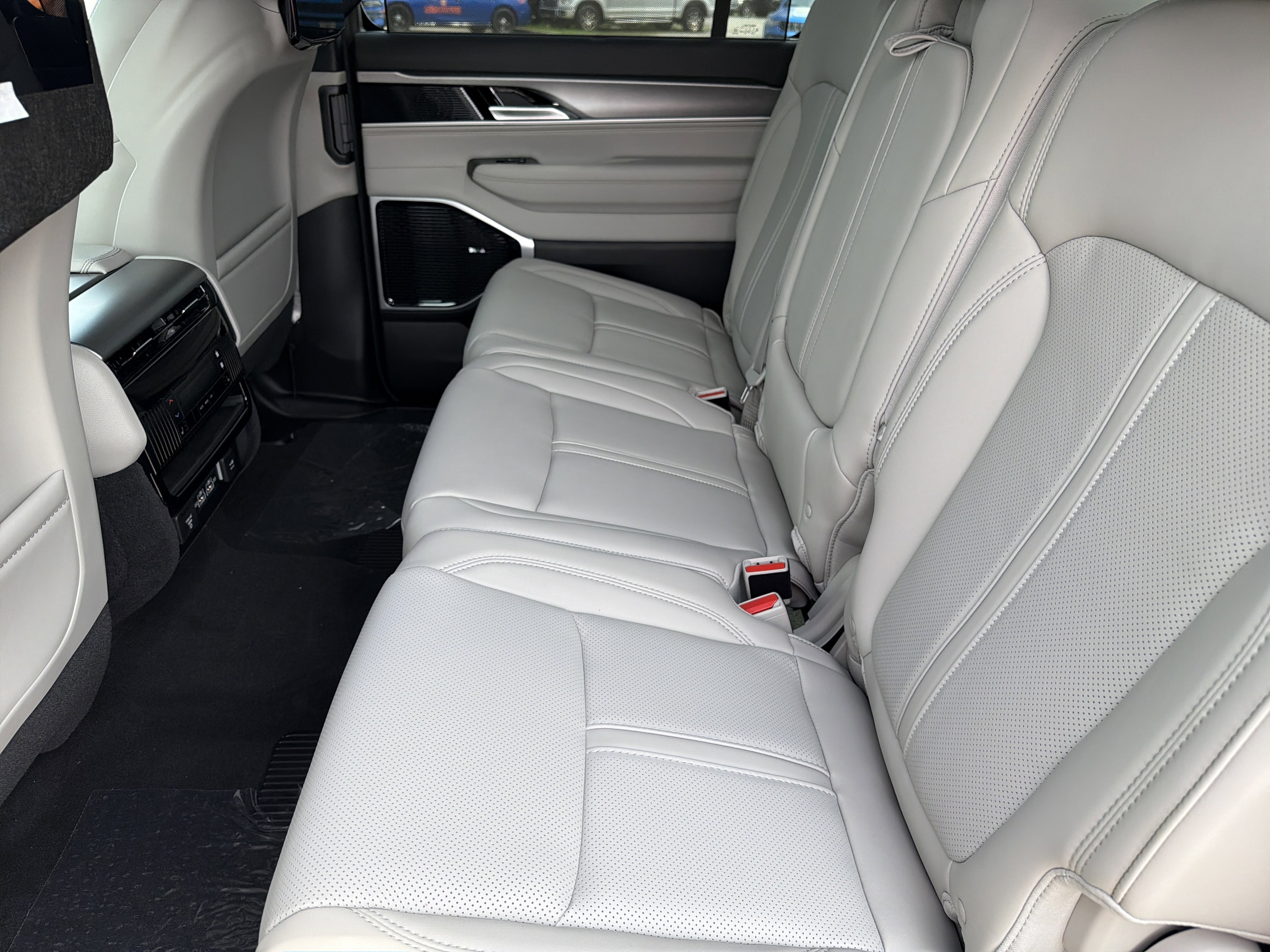 New 2026 Baltic-Gray Metallic Clear-Coat Exterior Paint Jeep Limited Reserve image 21