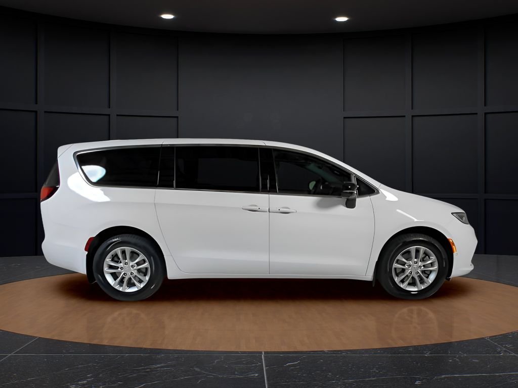 New 2026 Bright White Clear-Coat Exterior Paint Chrysler Select image 8