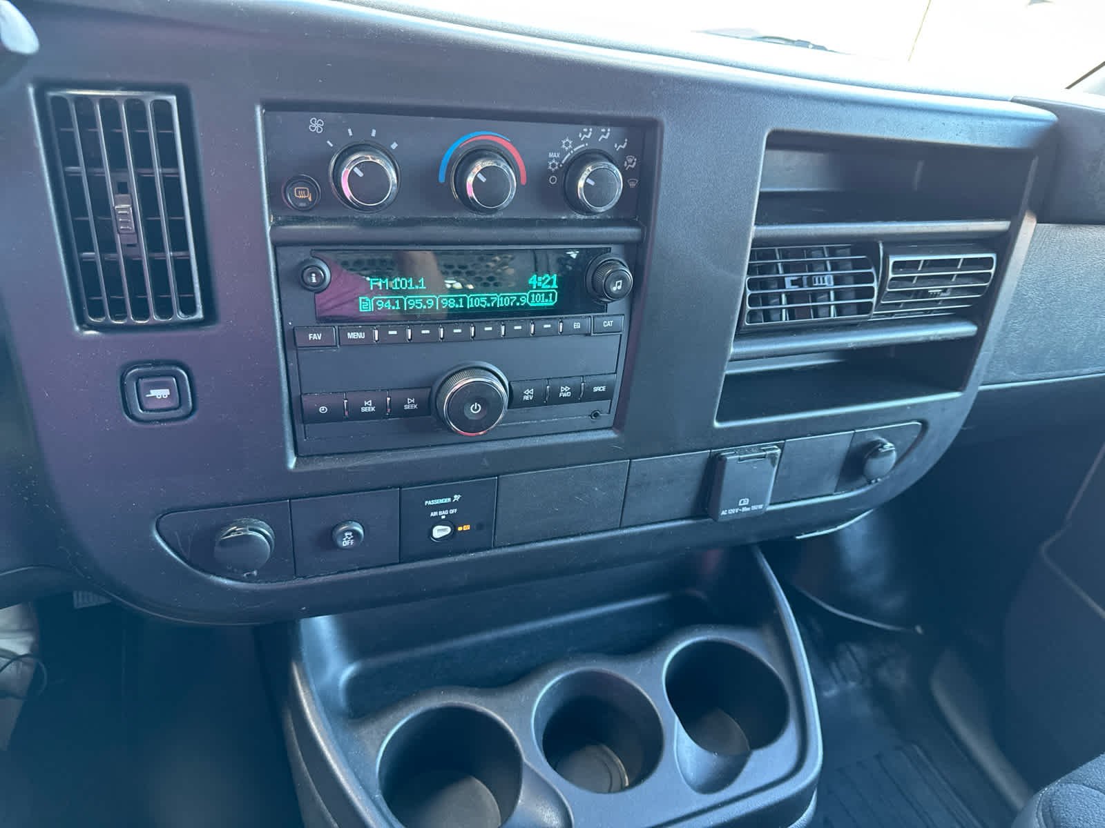 2024 GMC Savana Cargo Work Van - Photo 23