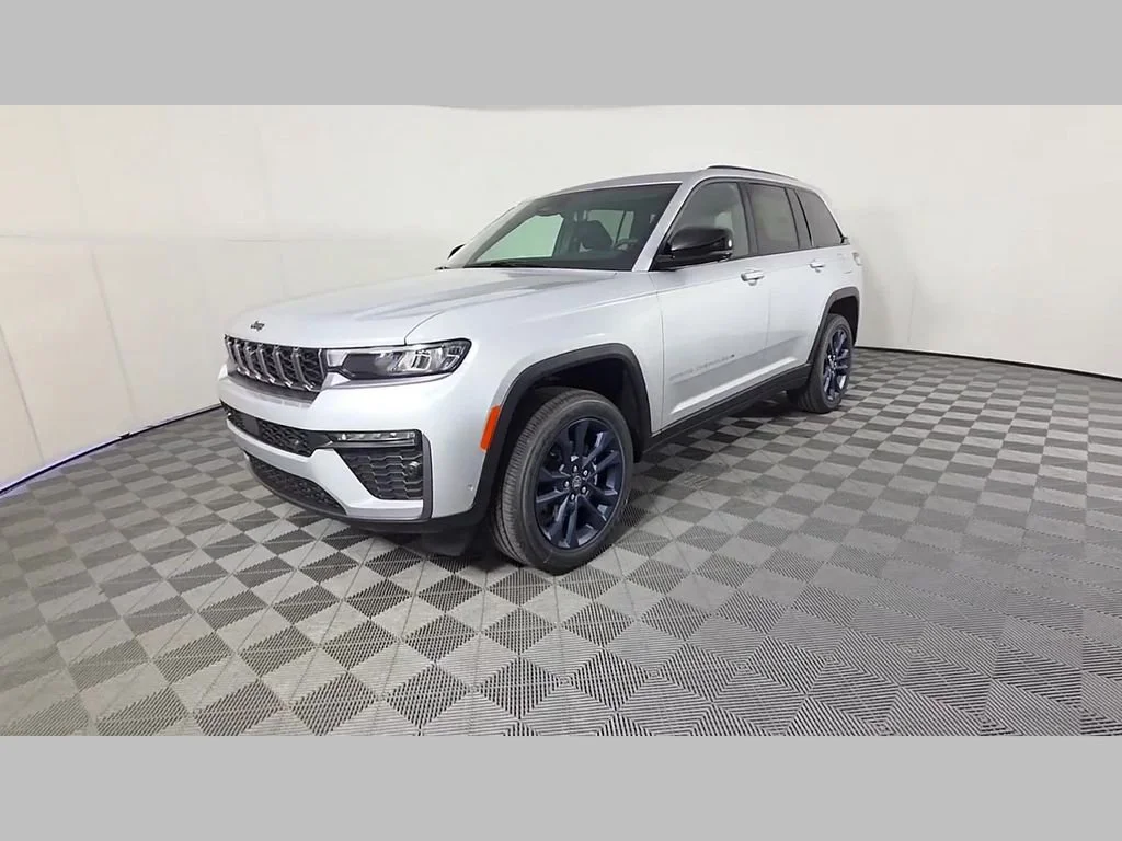 New 2026 Silver Zynith Exterior Paint Jeep 85th Anniversary Edition image 36