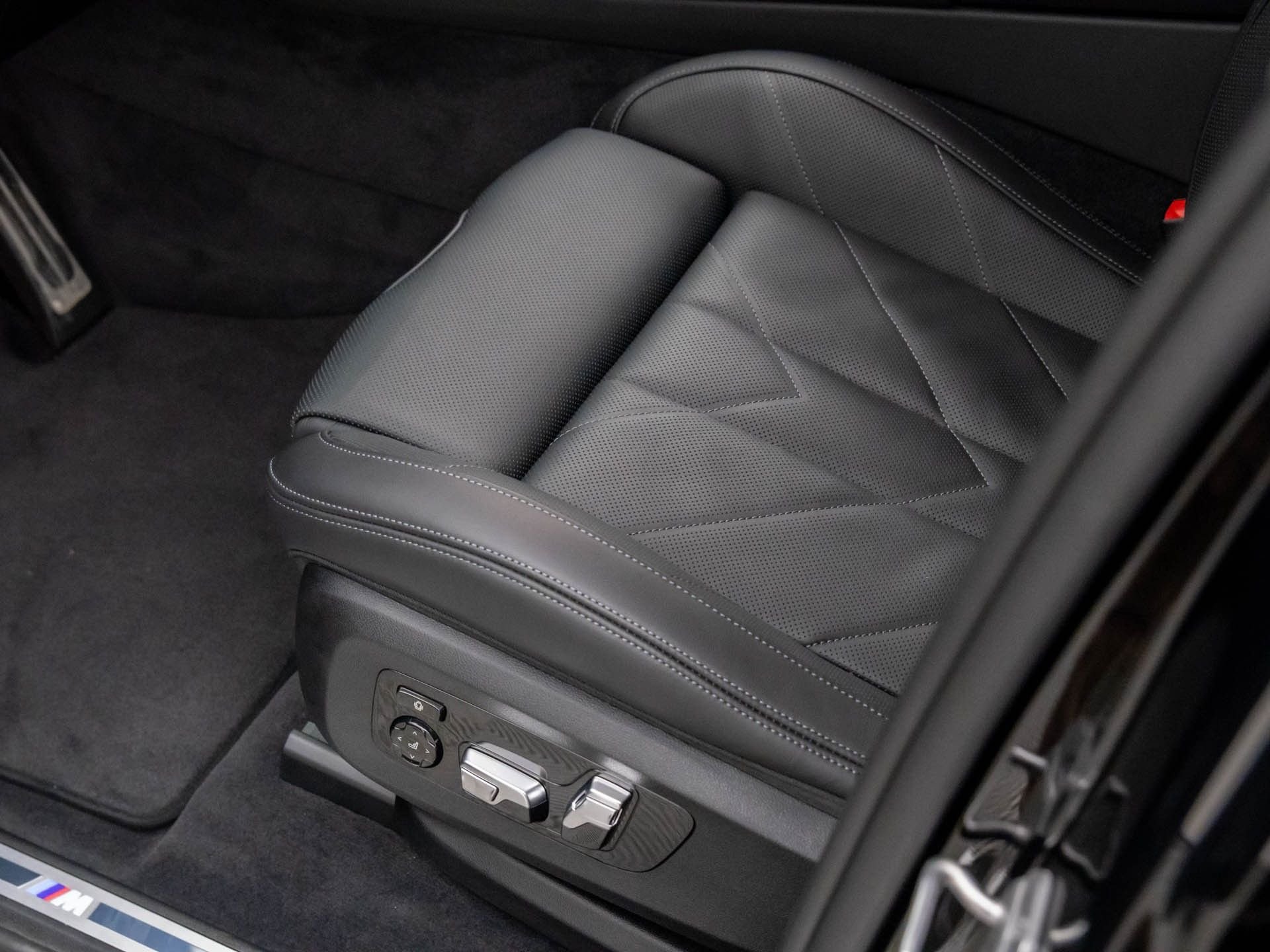 New 2026 Black Sapphire Metallic BMW Label image 15