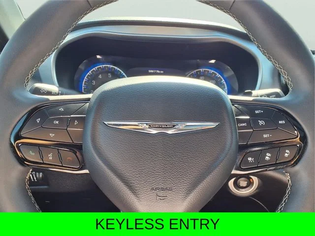 Used 2025 White Chrysler Limited image 19