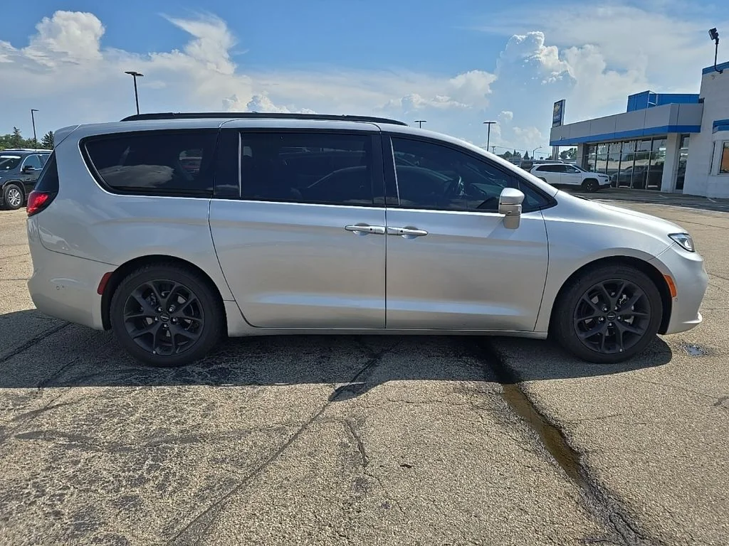 Used 2022 Silver Chrysler Limited image 4
