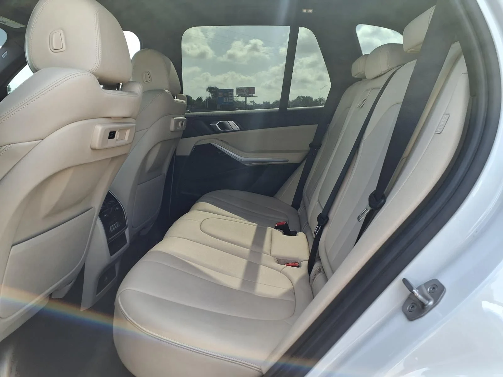 Used 2021 White BMW sDrive40i image 13