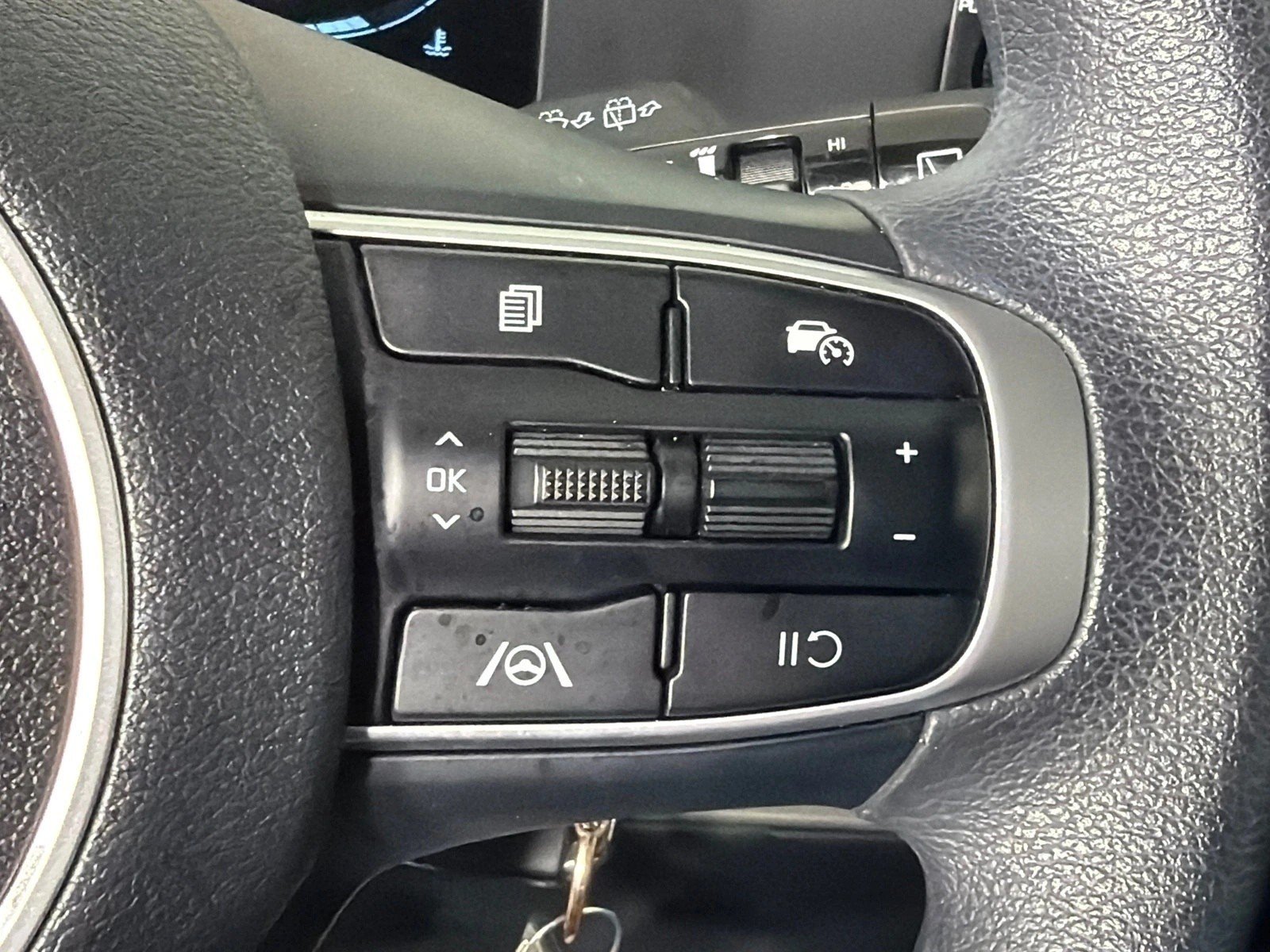 Used 2025 Snow White Pearl Kia LX image 25
