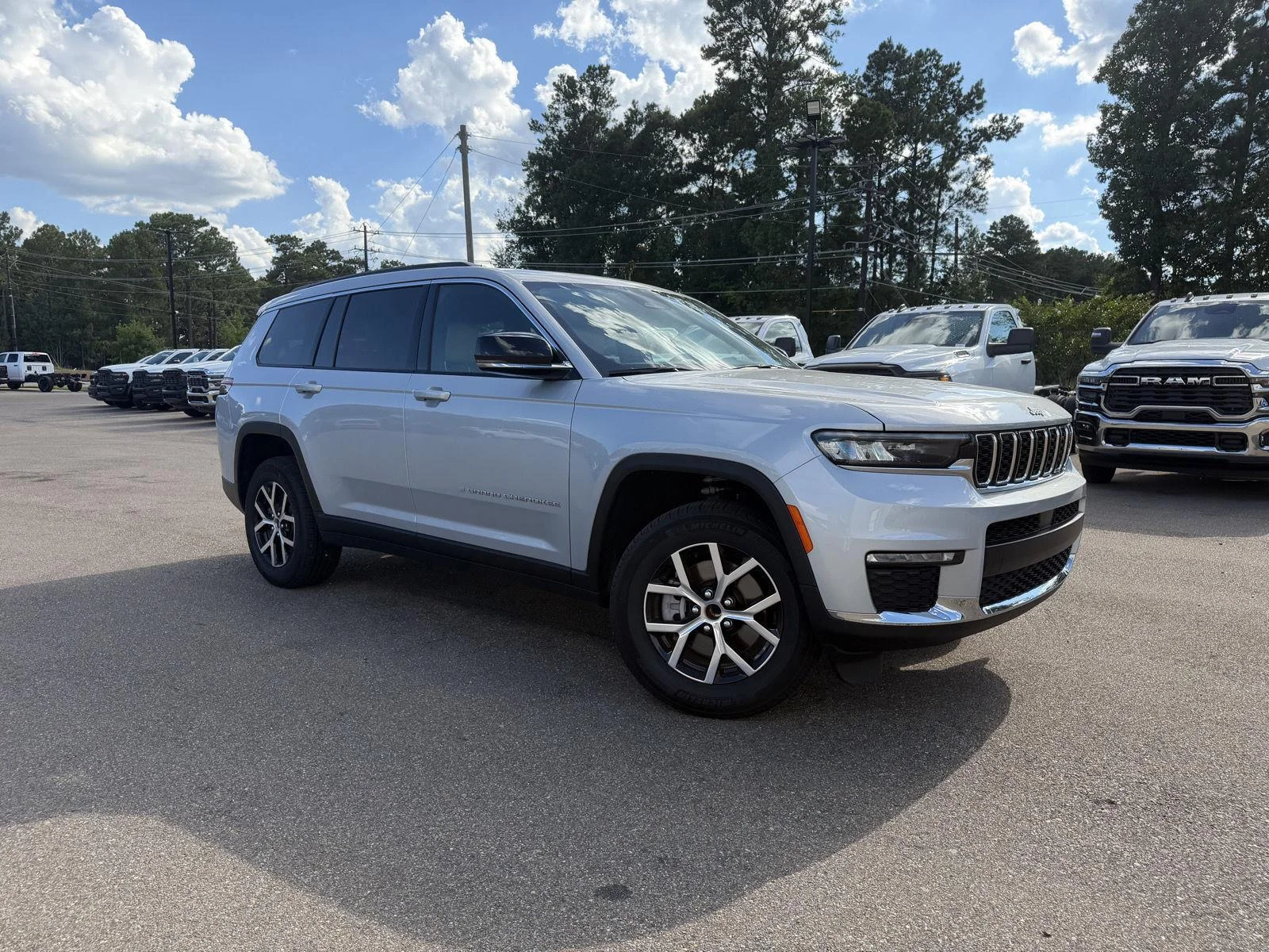 Used 2025 Silver Zynith Jeep Limited image 3