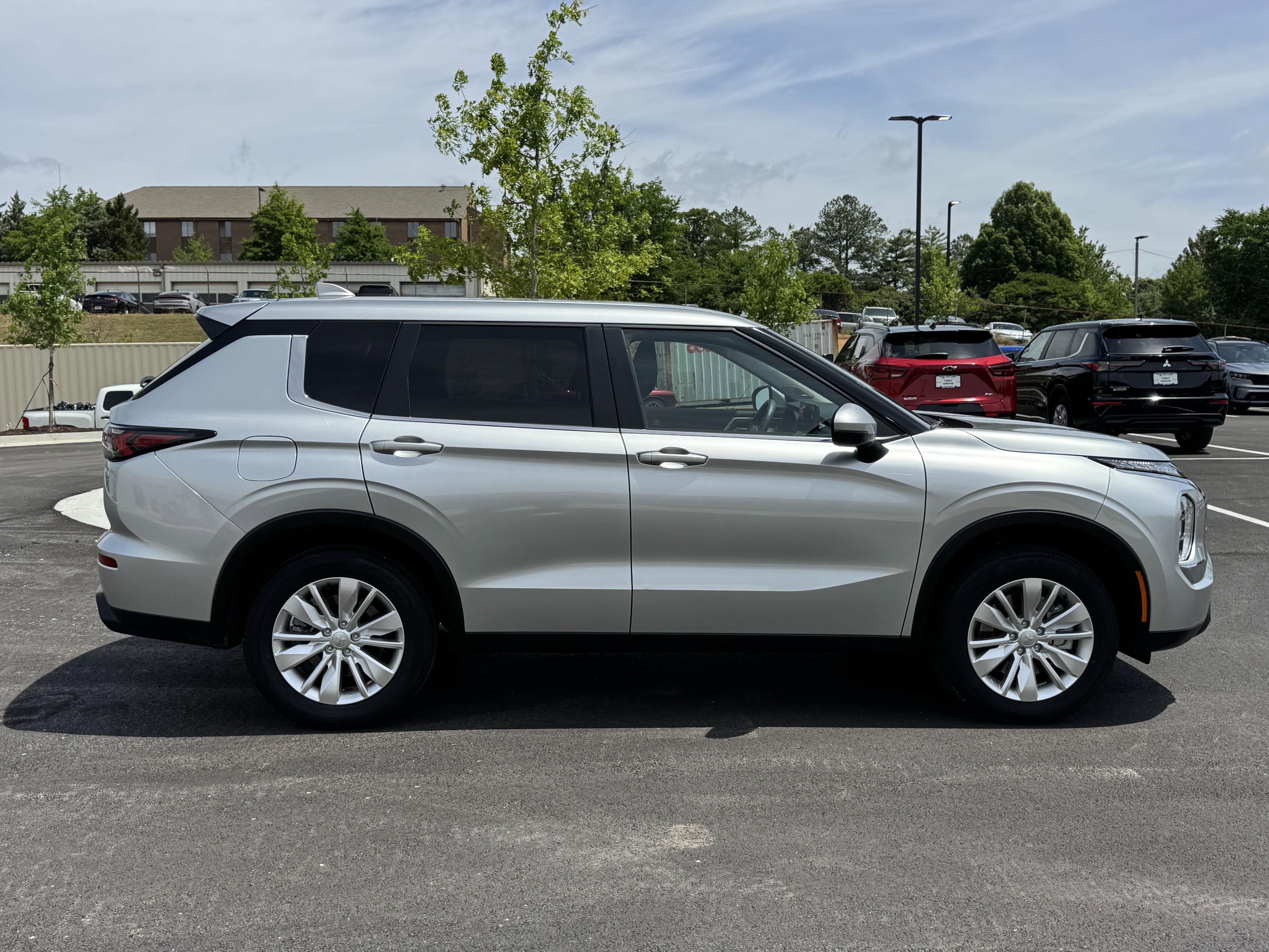 Used 2025  Mitsubishi ES image 8