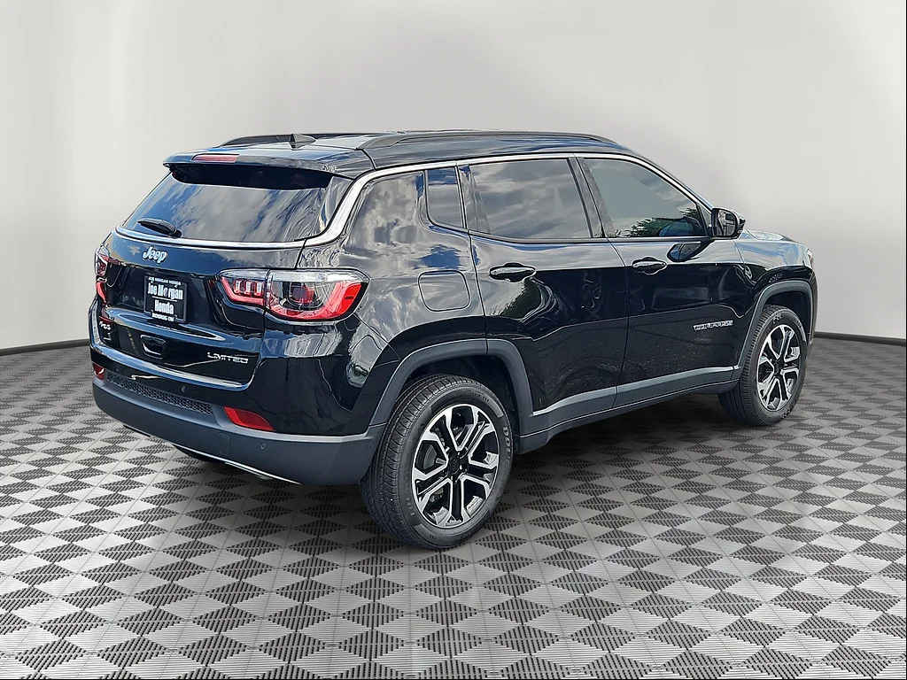 Used 2023 Diamond Black Crystal Pearl Coat Jeep Limited image 4