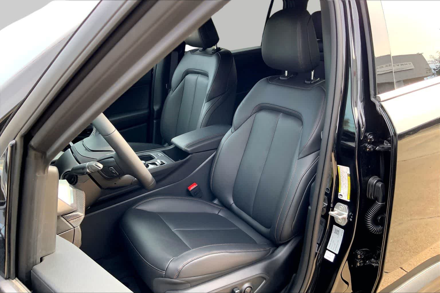 New 2026 Diamond Black Crystal Pearlcoat Jeep Limited image 9