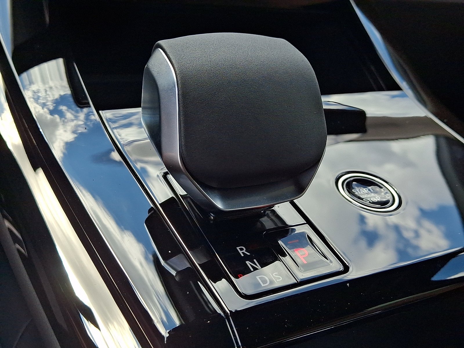 New 2027 Santorini Black Land Rover Dynamic SE image 9