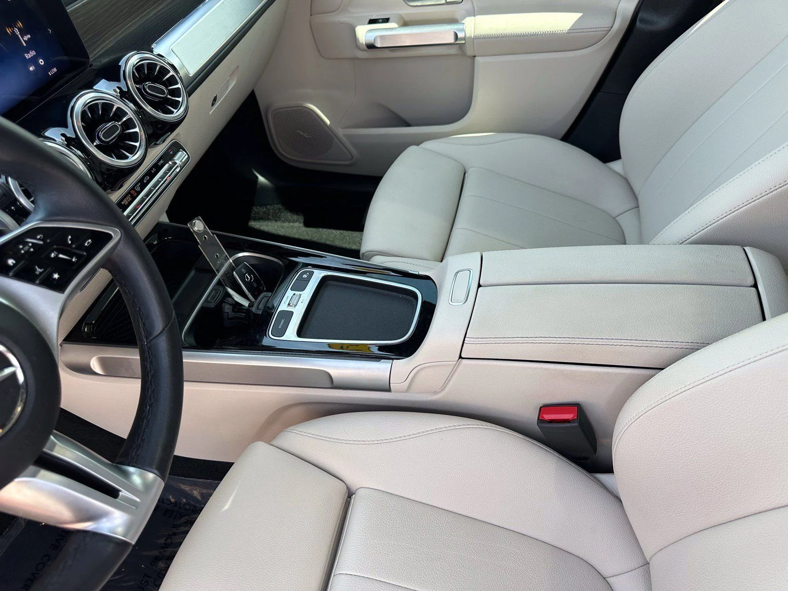 Used 2024  Mercedes-Benz GLB 250 image 23