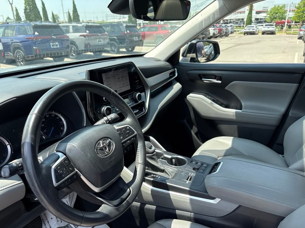 Used 2023 Gray Toyota XLE image 4