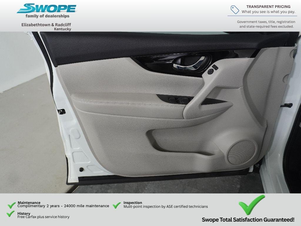 Used 2022 Pearl White Tricoat Nissan SL image 14