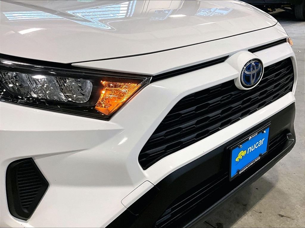 Used 2020 White Toyota LE image 32