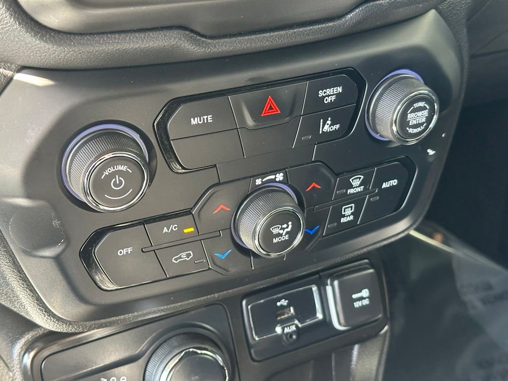 Used 2023 White Jeep Latitude image 6