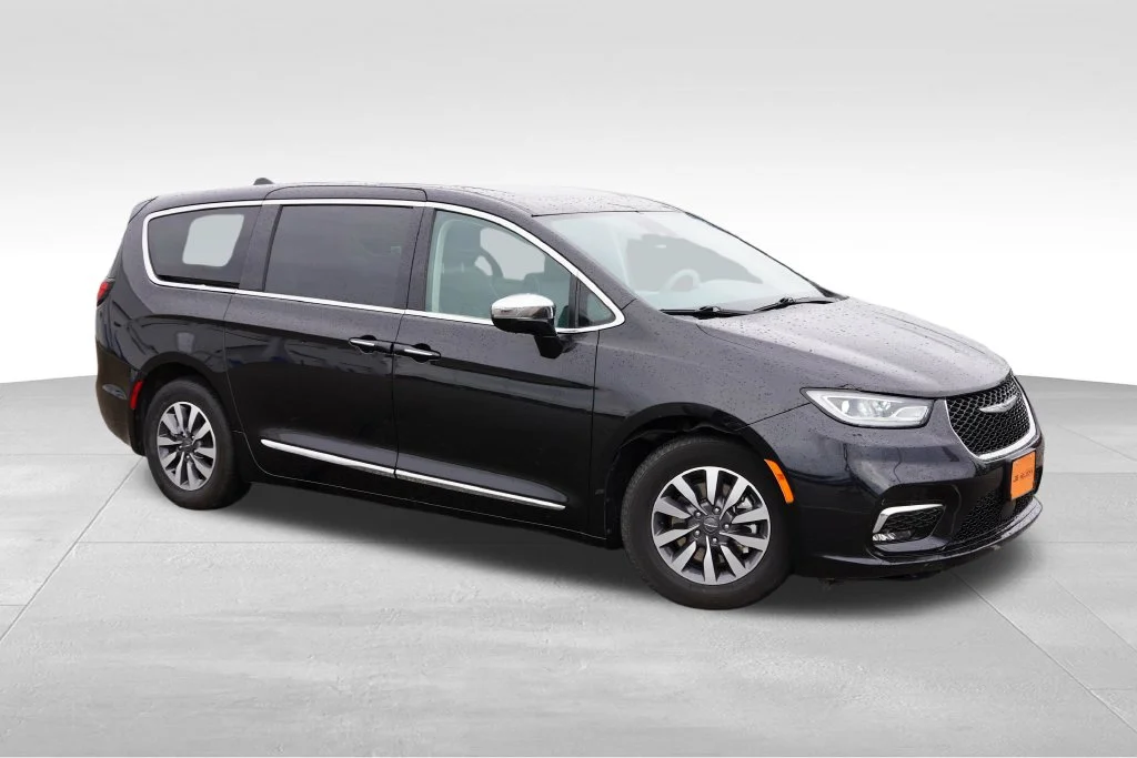 Used 2023 Brilliant Black Crystal Pearlcoat Chrysler Limited image 2
