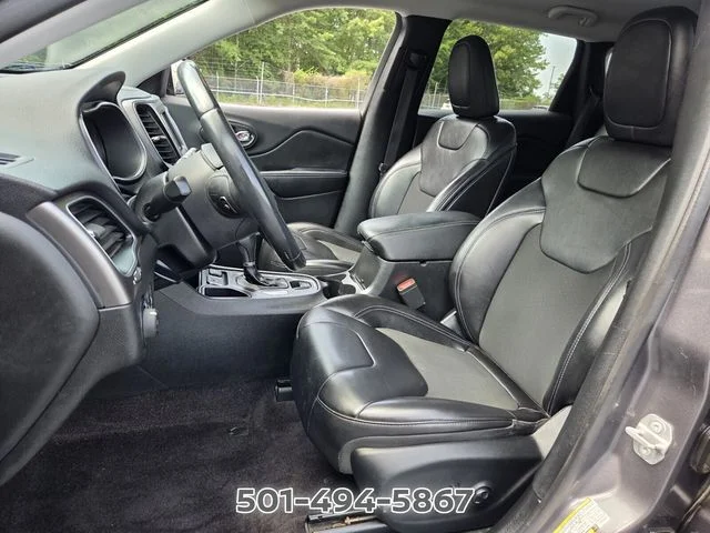 Used 2019 Gray Jeep Latitude Plus image 9