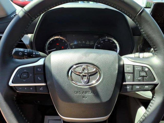 2025 Toyota Highlander LE - Photo 25