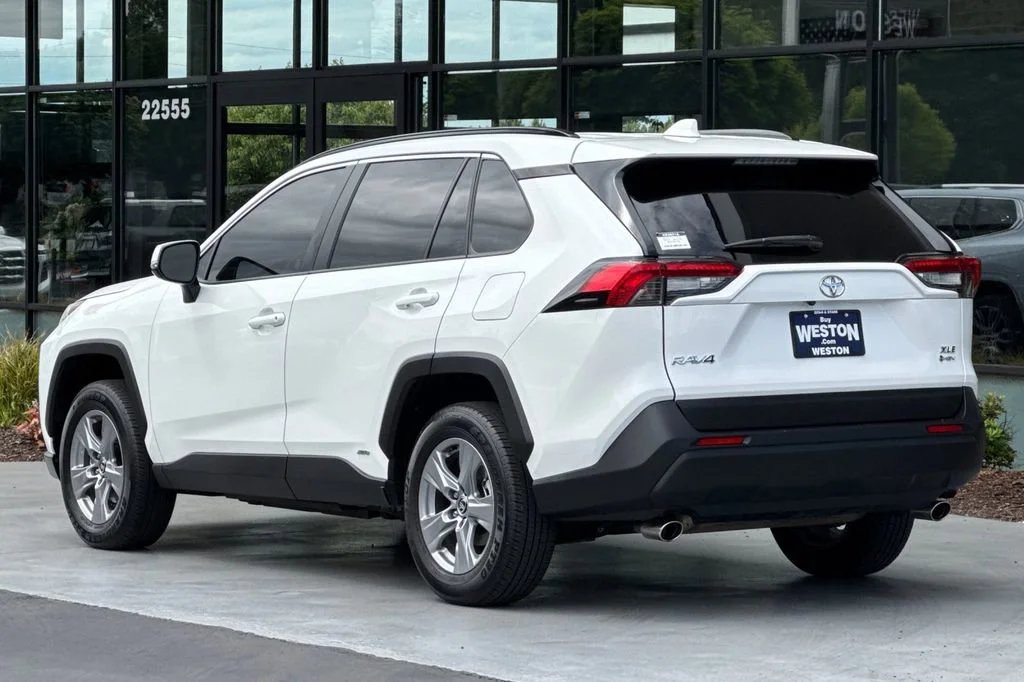 2025 Toyota RAV4 XLE - Photo 6