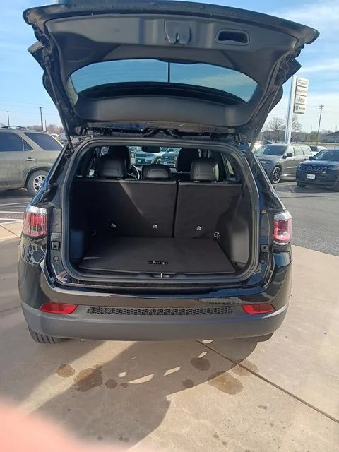New 2026 Diamond Black Crystal Pearl-Coat Exterior Paint Jeep Latitude image 21