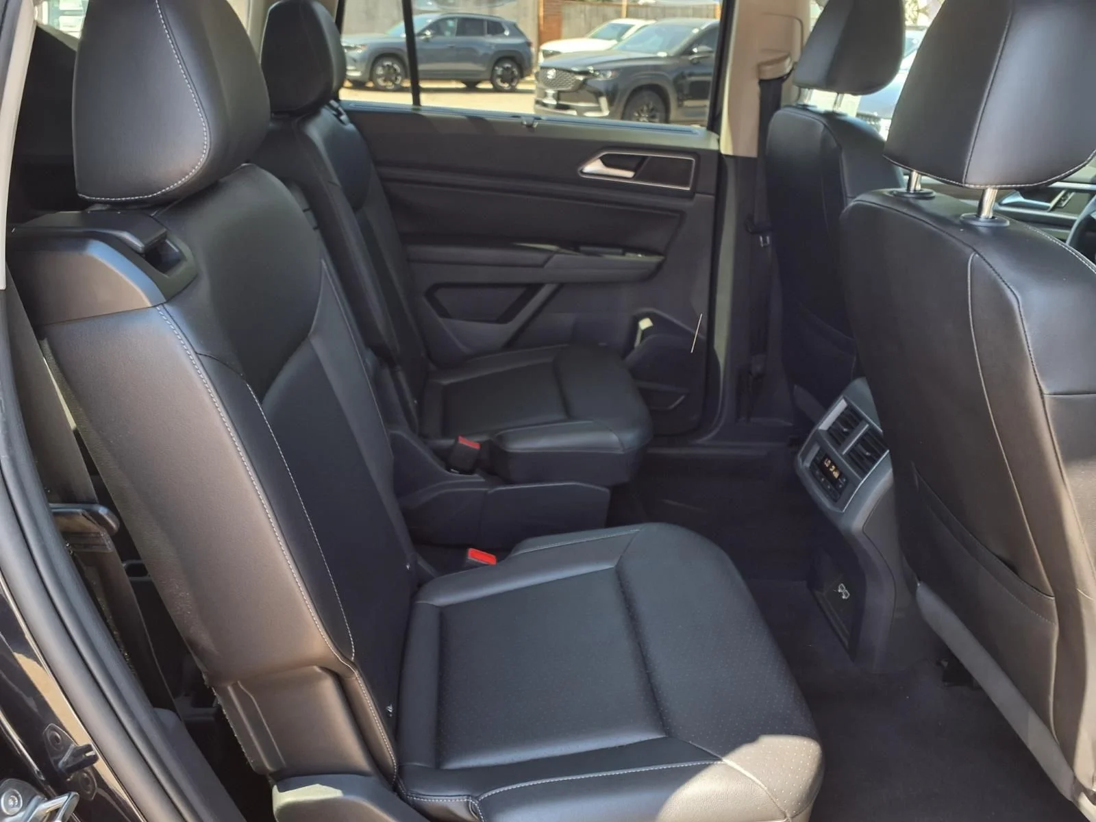 Used 2018 Black Volkswagen SEL image 23
