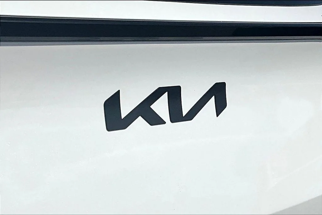 New 2027 Glacial White Pearl / Black Ro Kia X-Line image 9