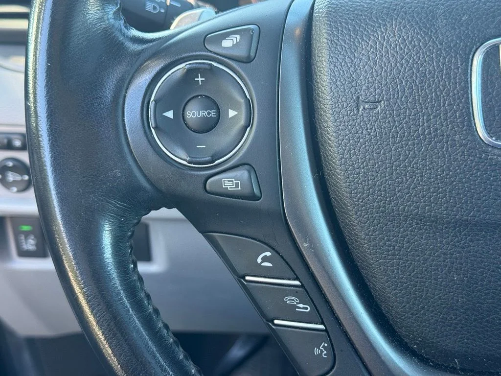 Used 2020 Obsidian Blue Pearl Honda RTL image 17