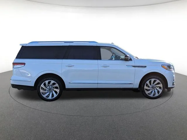Used 2024 White Lincoln Reserve image 2