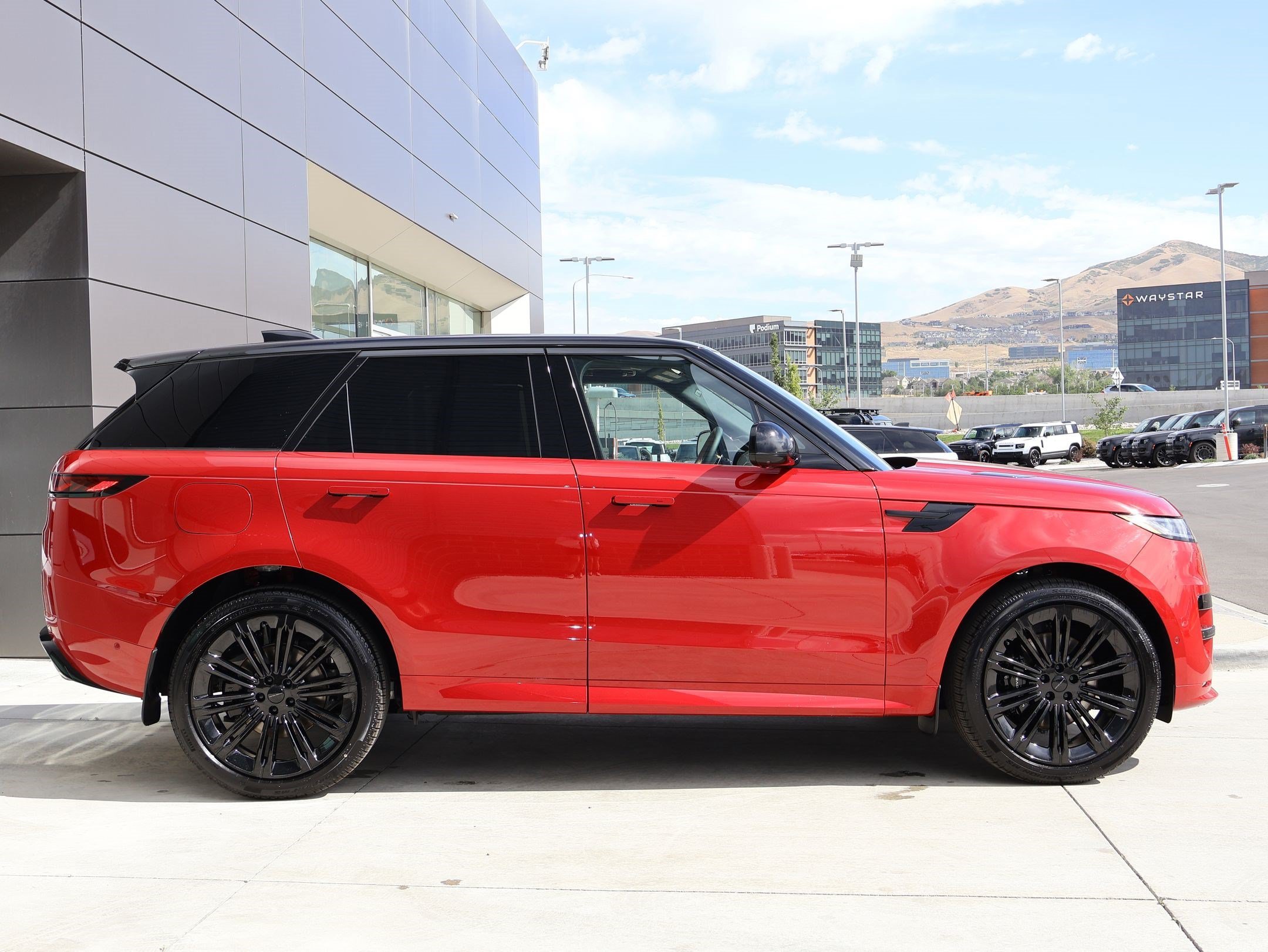 New 2026 Firenze Red LAND ROVER P400 Dynamic SE image 4