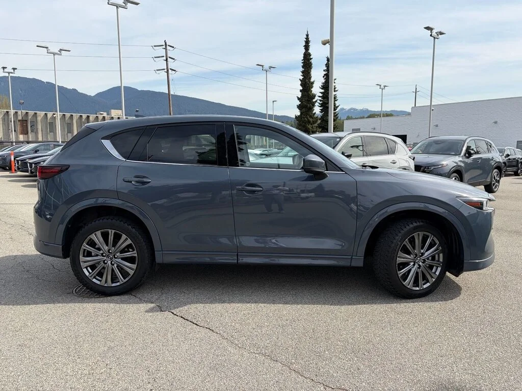 Used 2024  Mazda Signature AWD at Top of the Line. Turbo! Finance a image 5