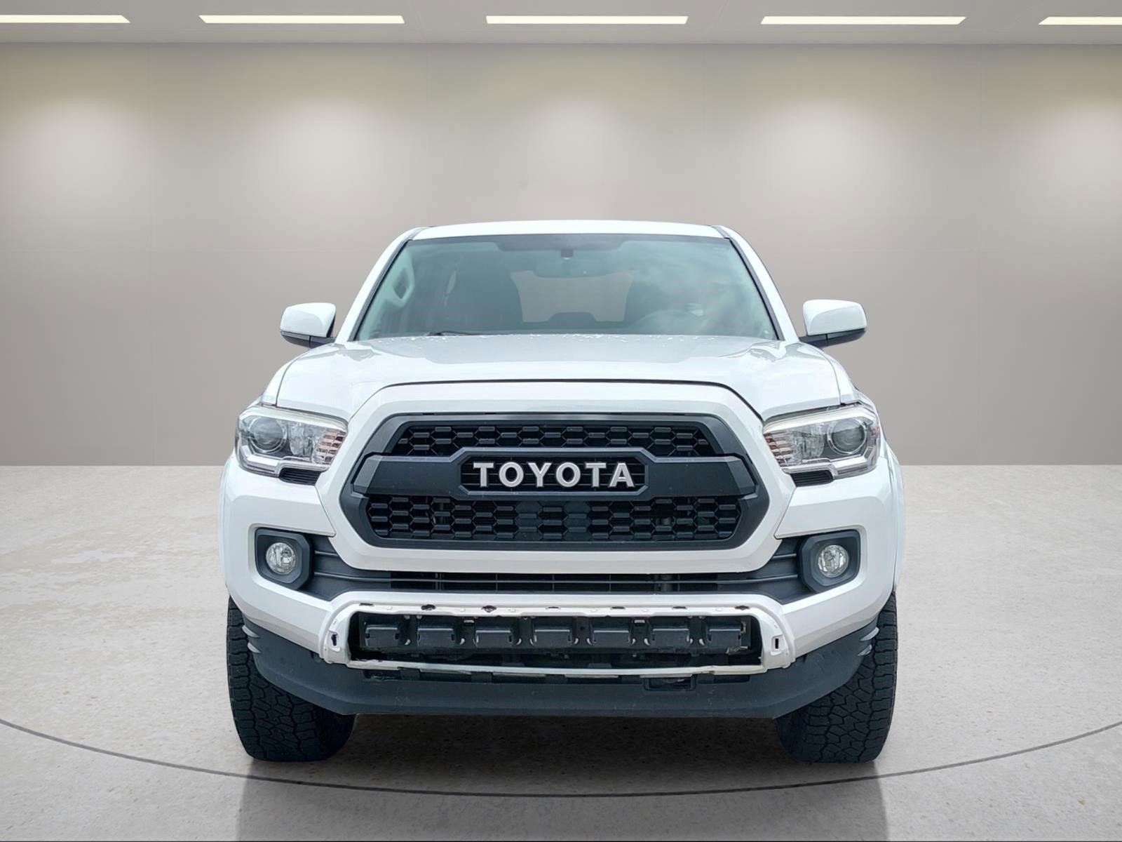 Used 2017 Super White Toyota SR5 image 2