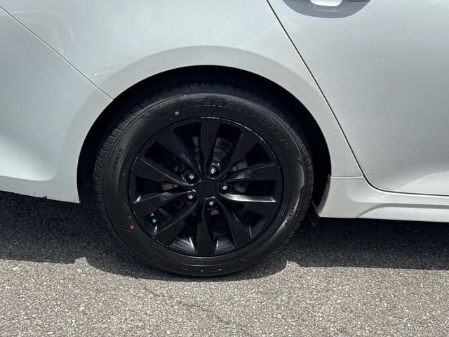 Used 2018 White Kia EX image 12