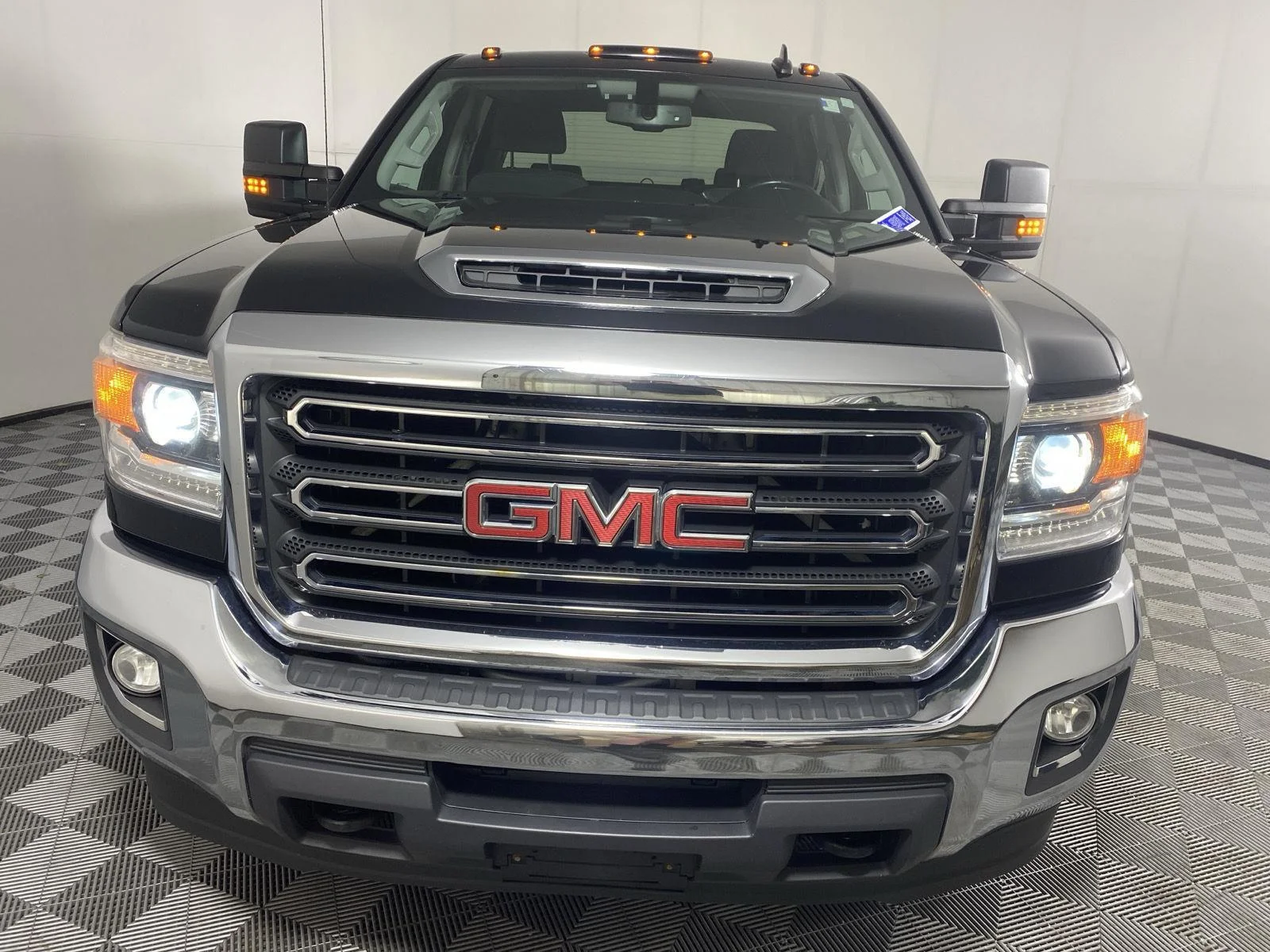Used 2019 Onyx Black GMC SLE image 8