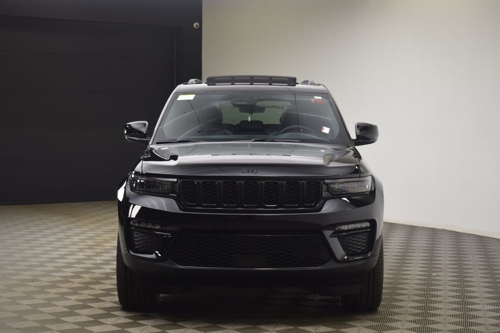 New 2025 Diamond Black Crystal Pearl-Coat Exterior Paint Jeep Limited image 2