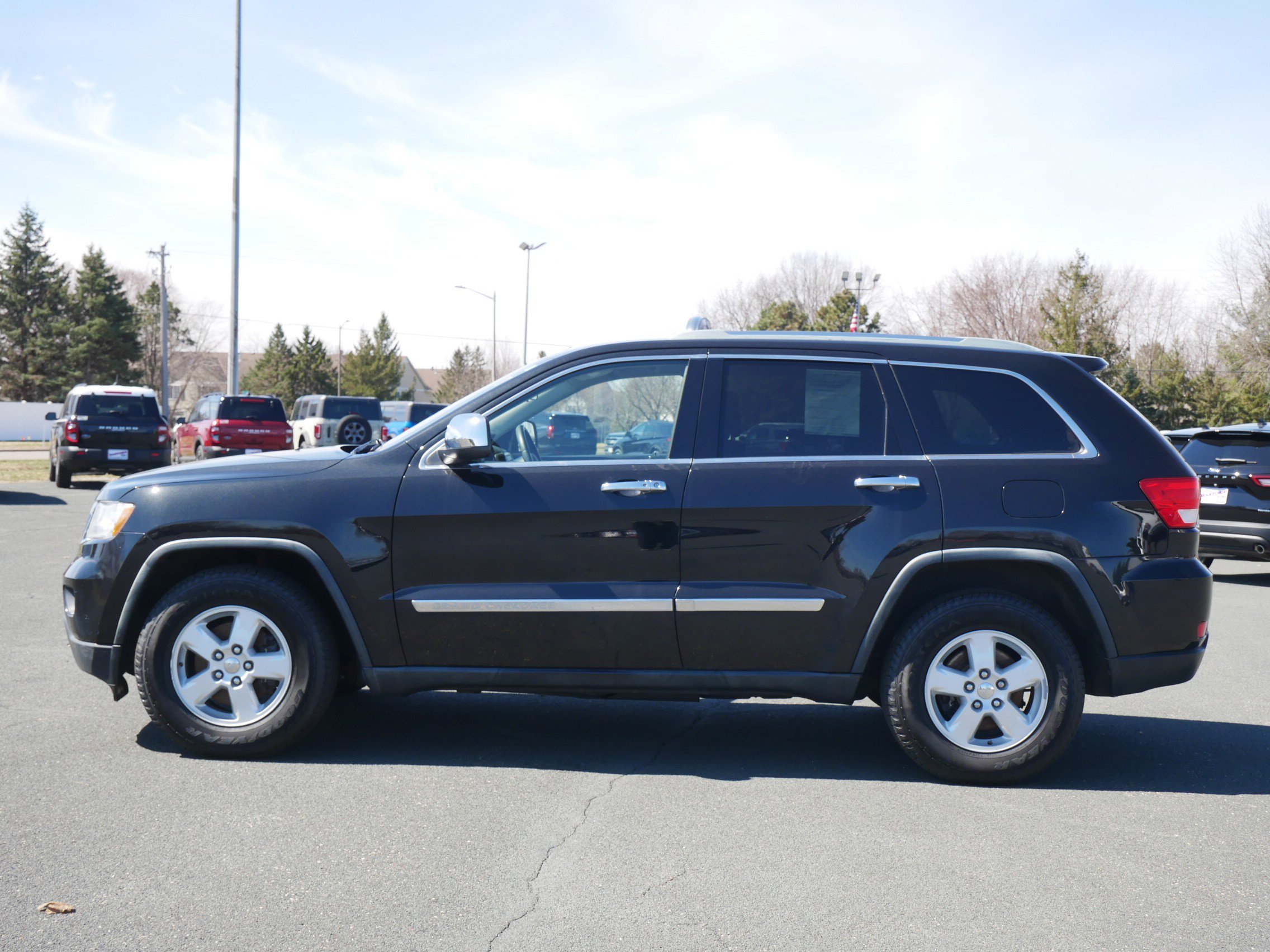 Used 2011 Jeep Grand Cherokee Laredo with VIN 1J4RR4GG0BC587464 for sale in Hastings, Minnesota