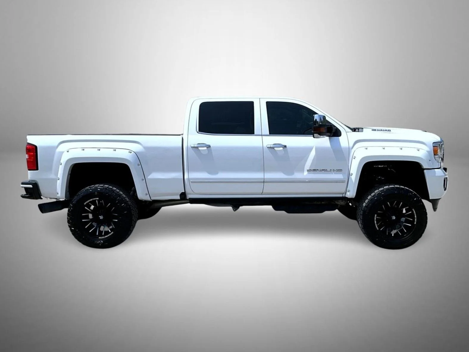 Used 2018 White GMC Denali image 4