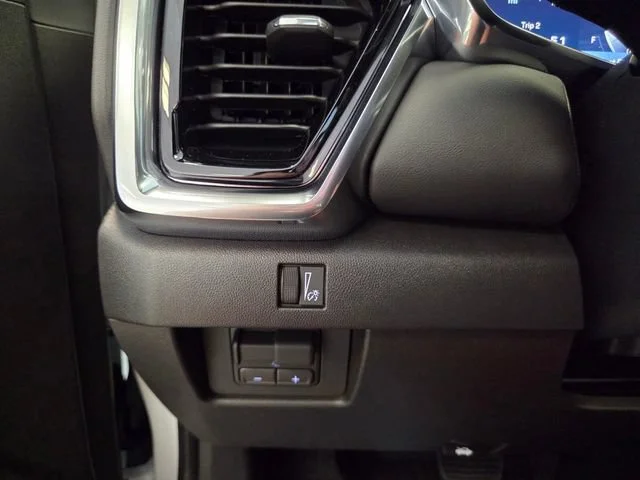 New 2026 Summit White GMC Elevation image 29