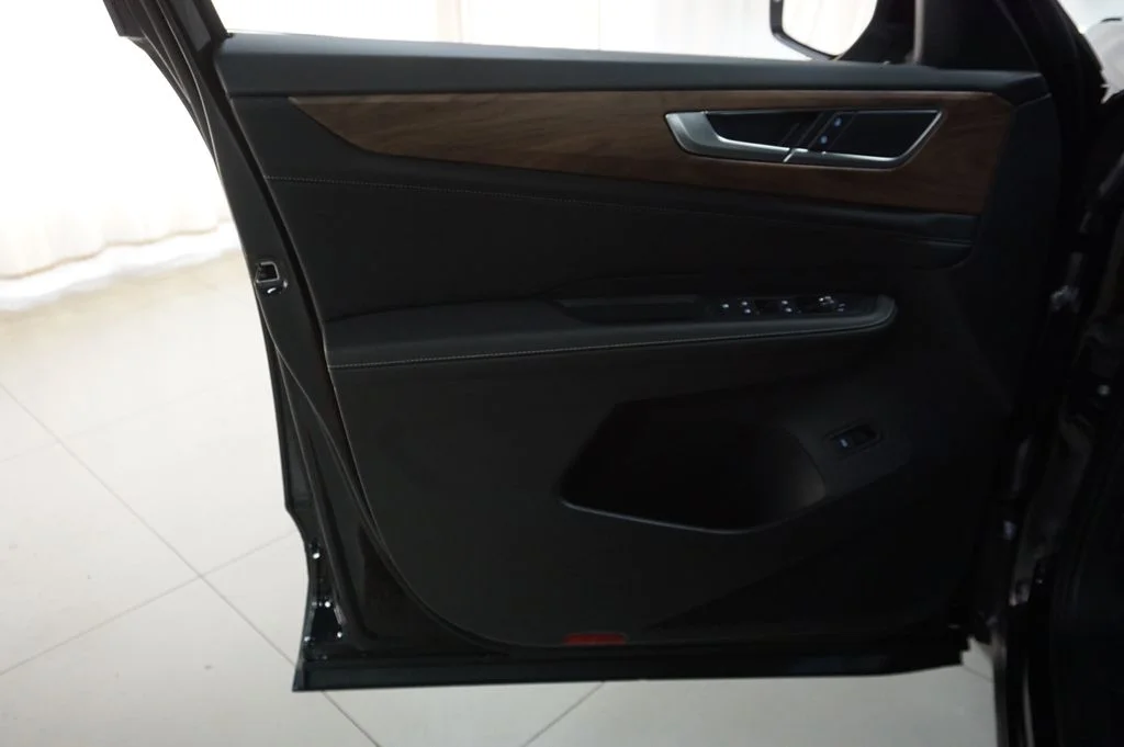 New 2026 Black Volkswagen 2.0T SE w/Technology image 26