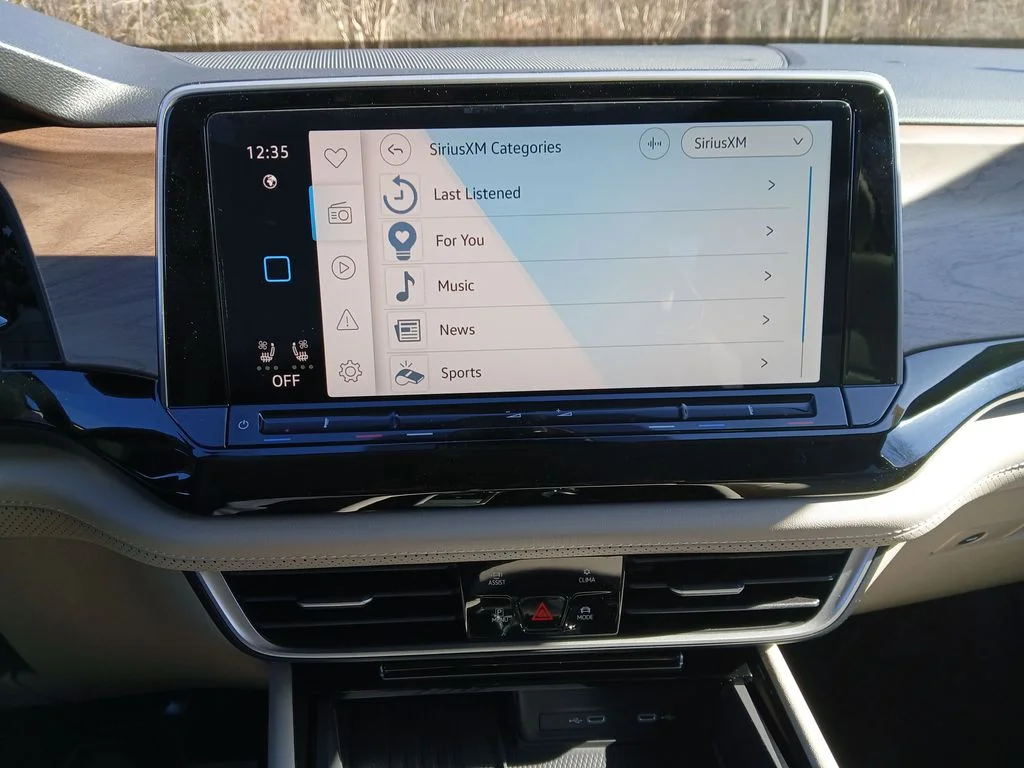 New 2026 White Volkswagen SE w/Technology image 18