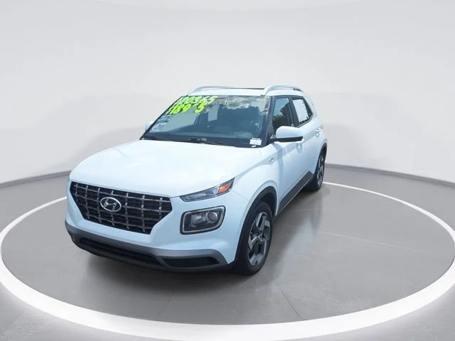Used 2025 White Hyundai SEL image 3