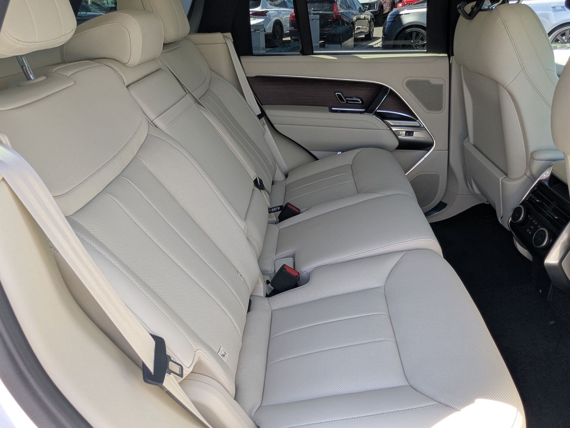 New 2026 Ostuni Pearl White Land Rover P530 SE image 31