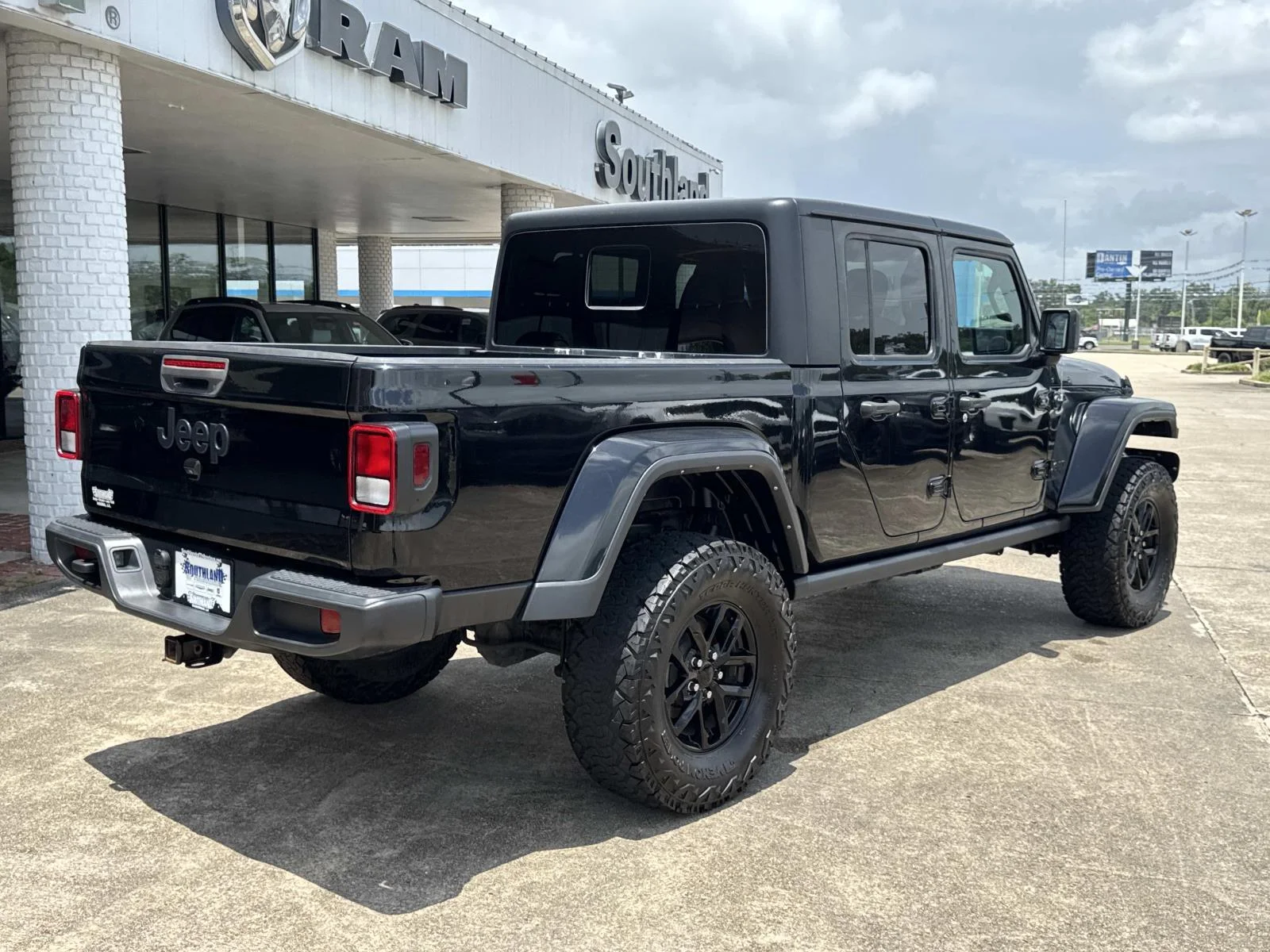 Used 2022 Black Jeep Sport S image 7
